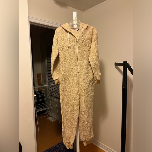 Beary Furry Jumpsuit 🐻🧸 - Picture 7 of 13